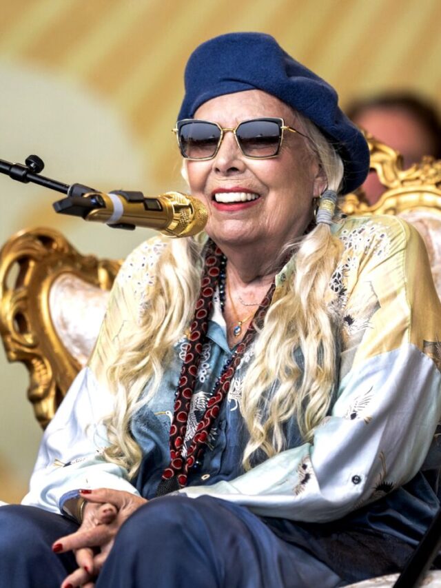 Joni Mitchell heading back onstage after