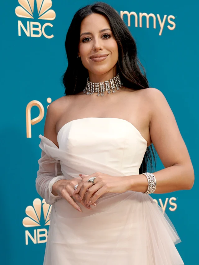 Naz Perez reaction to Hola